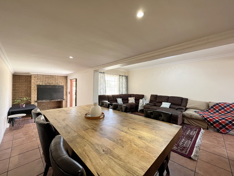 To Let 5 Bedroom Property for Rent in Soneike Western Cape